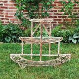 Half-moon plant holder