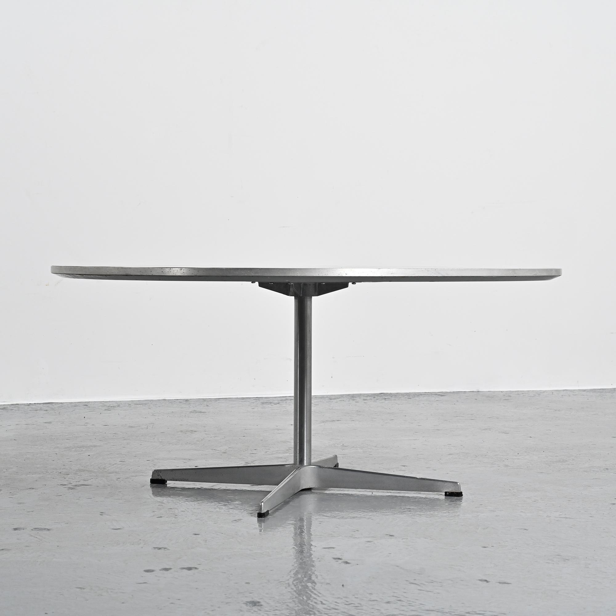 Coffee table by Arne Jacobsen, Fritz Hansen, circa 1970.
