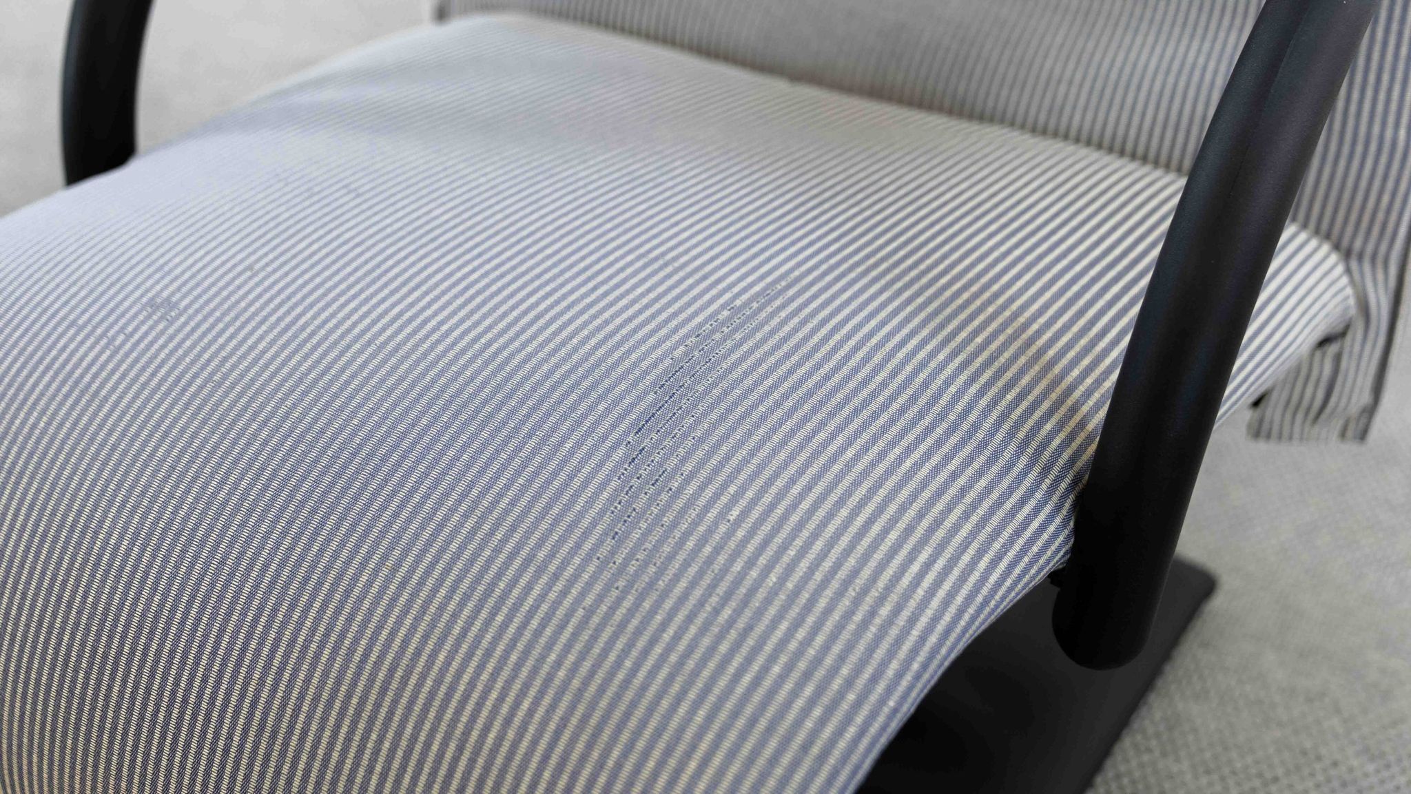 Fauteuil zen avec repose-pieds par claude brisson pour ligne roset