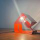Lampe de table métallique orange minimaliste de l'ère spatiale moderne du milieu du siècle, années 1960