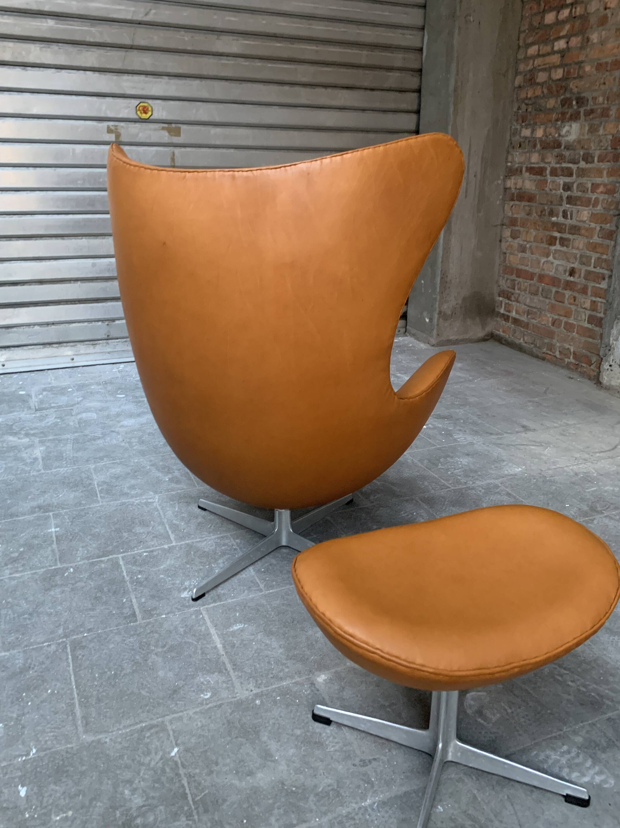 Restored Arne Jacobsen Egg armchair and ottoman for Fritz Hansen, 1960s