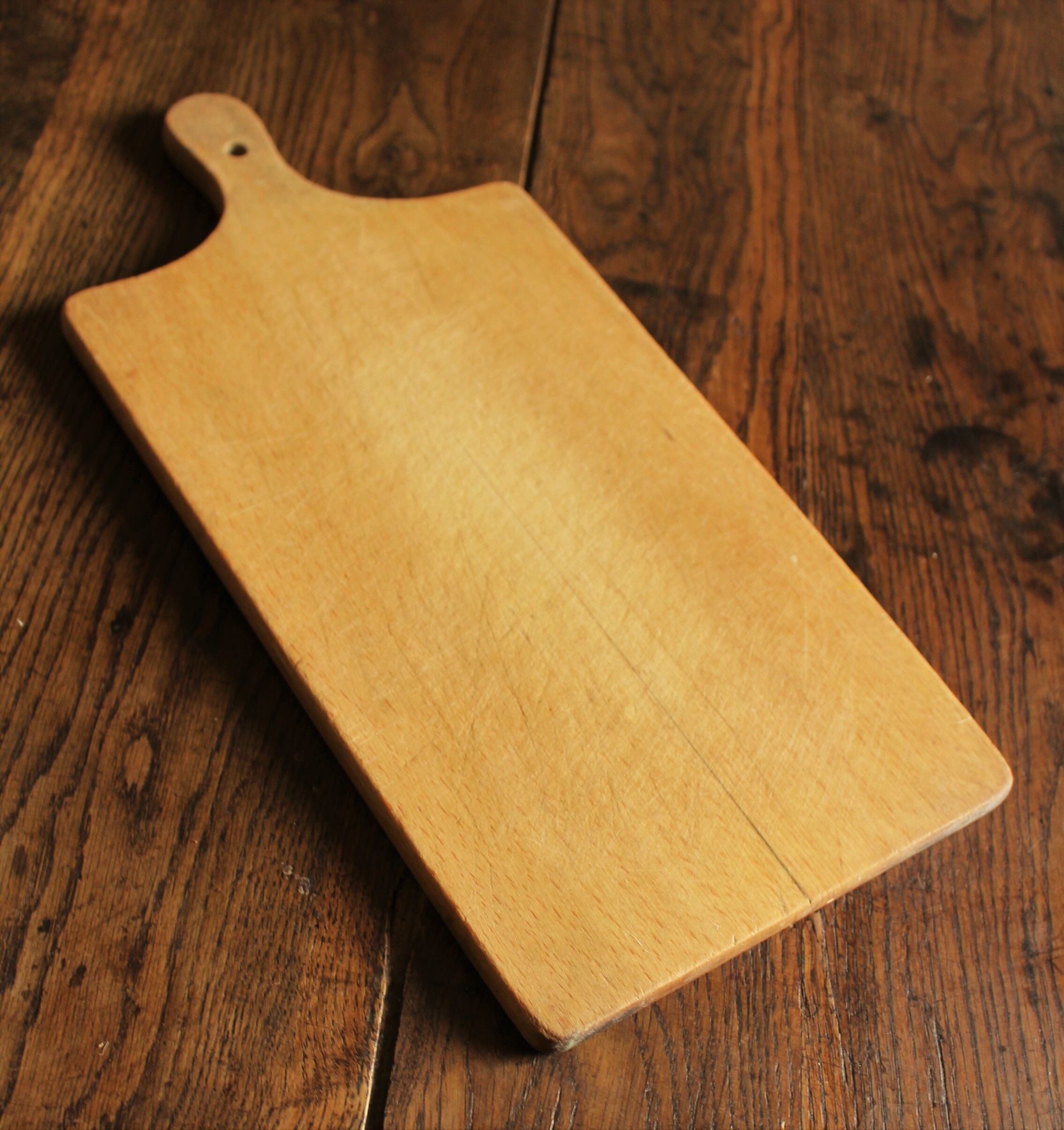 Wooden cutting board with handle