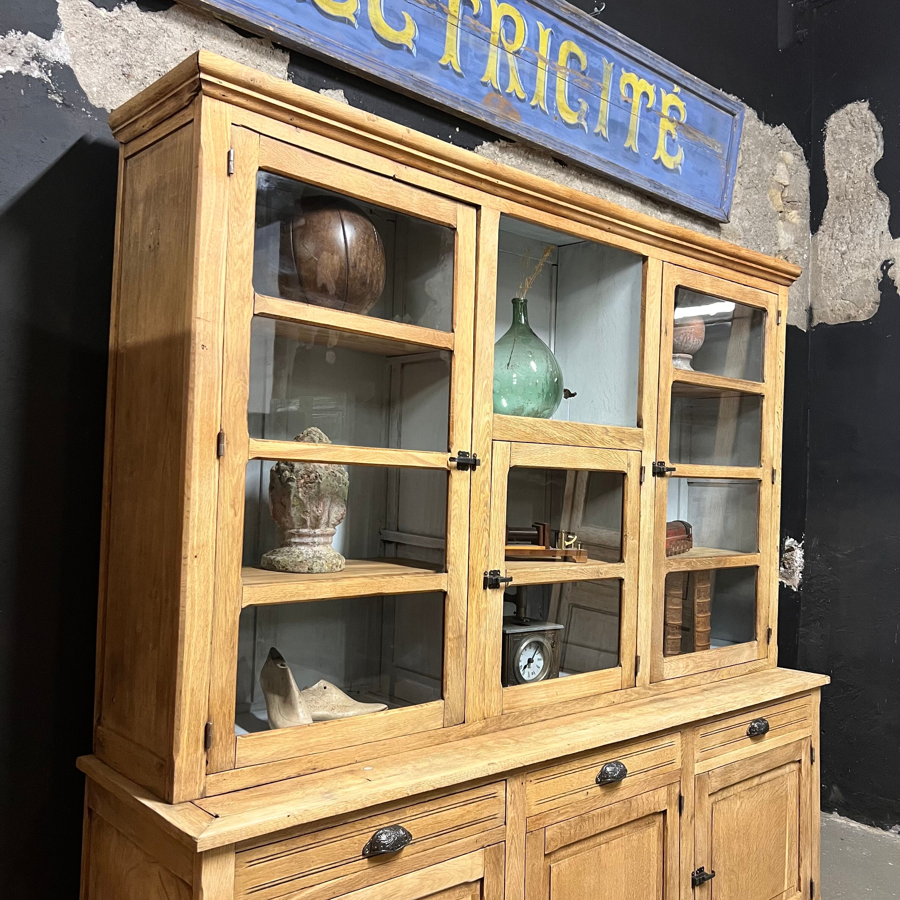 Meuble de pharmacie en chêne 1950
