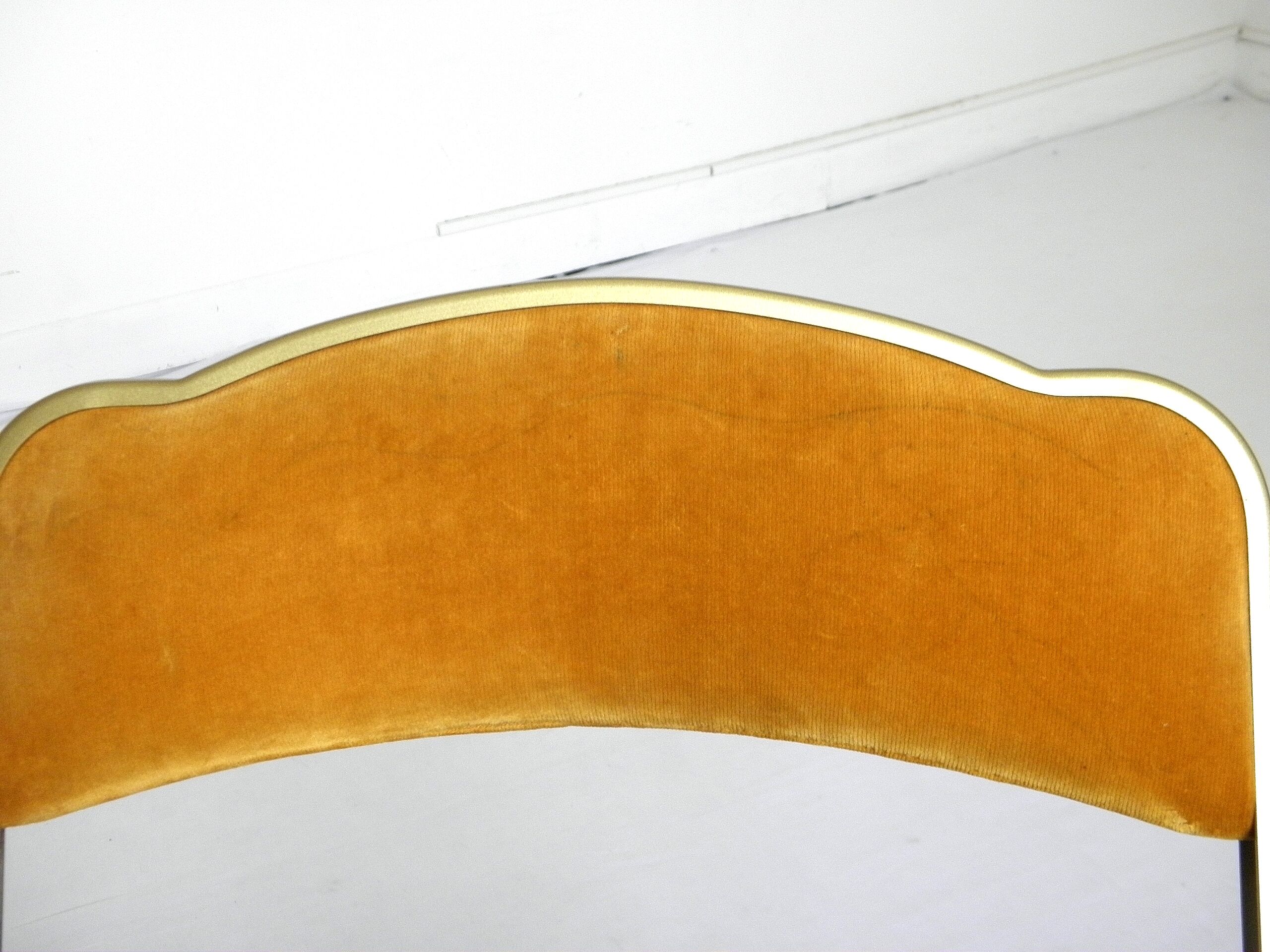 Chaise pliante en velours et métal doré