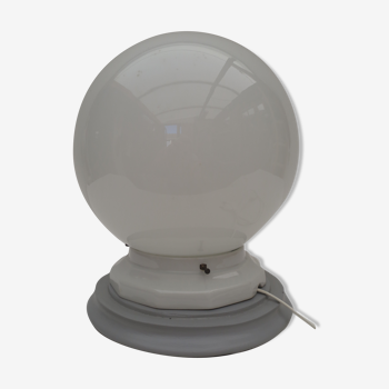 Lampe de table globe blanc support bois gris perle