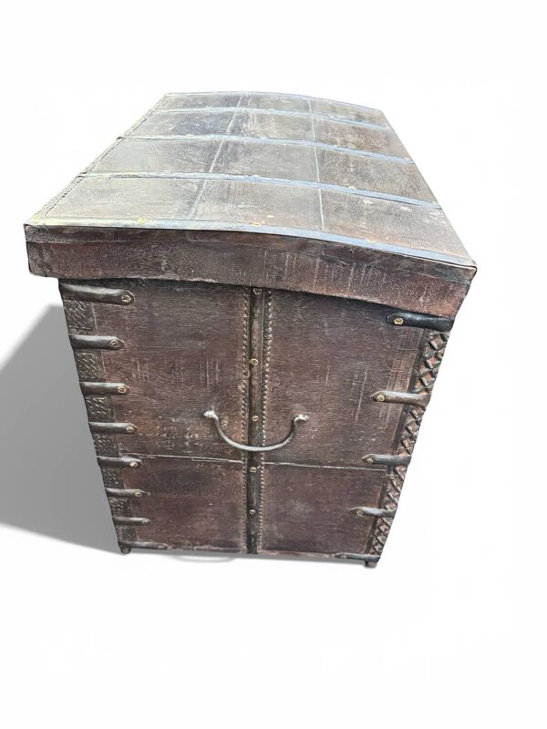 Petit coffre roulant anglo-indien en bois exotique 20eme