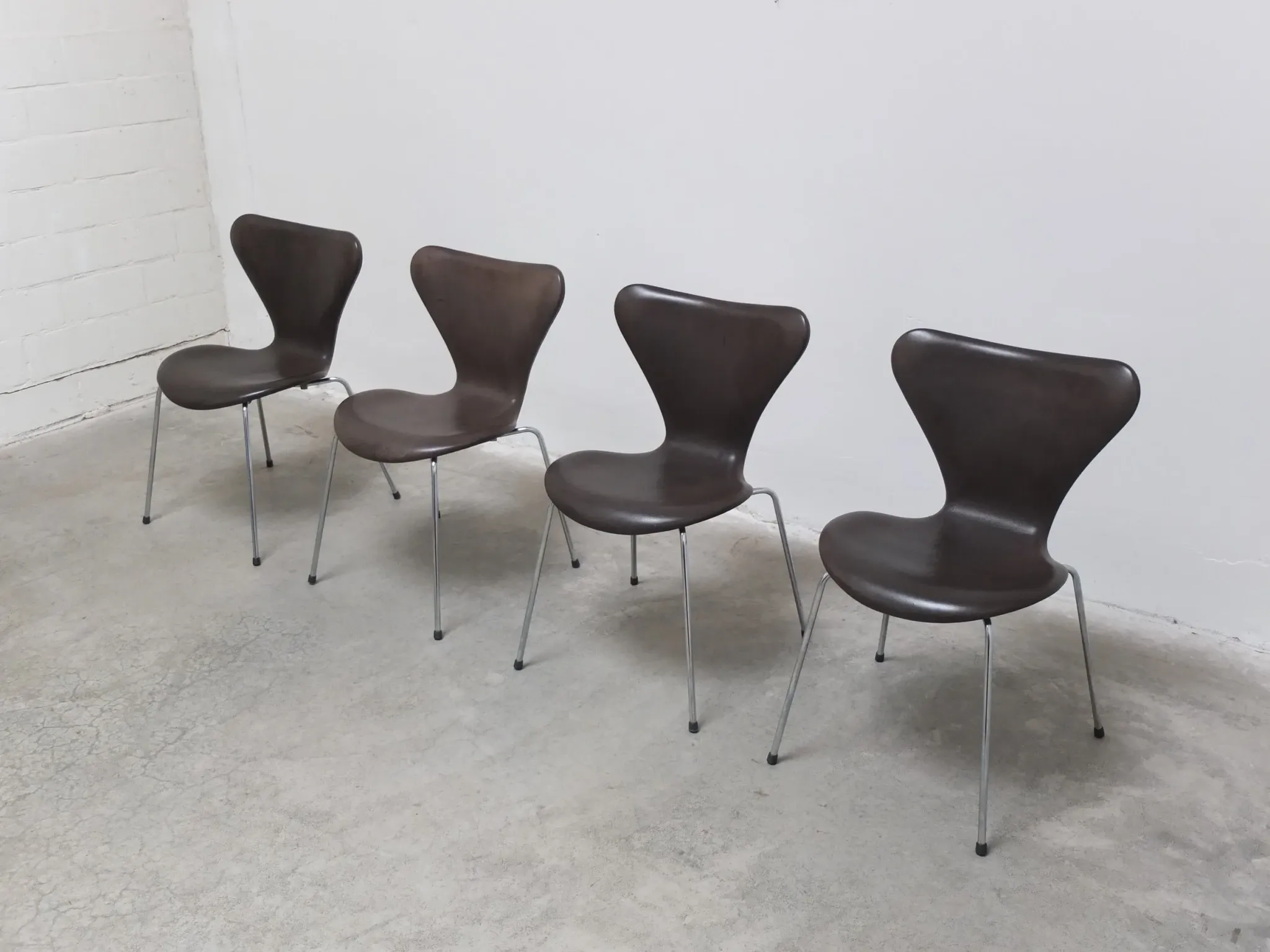 Set of 4 'Series 7' chairs in leather by Arne Jacobsen for Fritz Hansen, 1955
