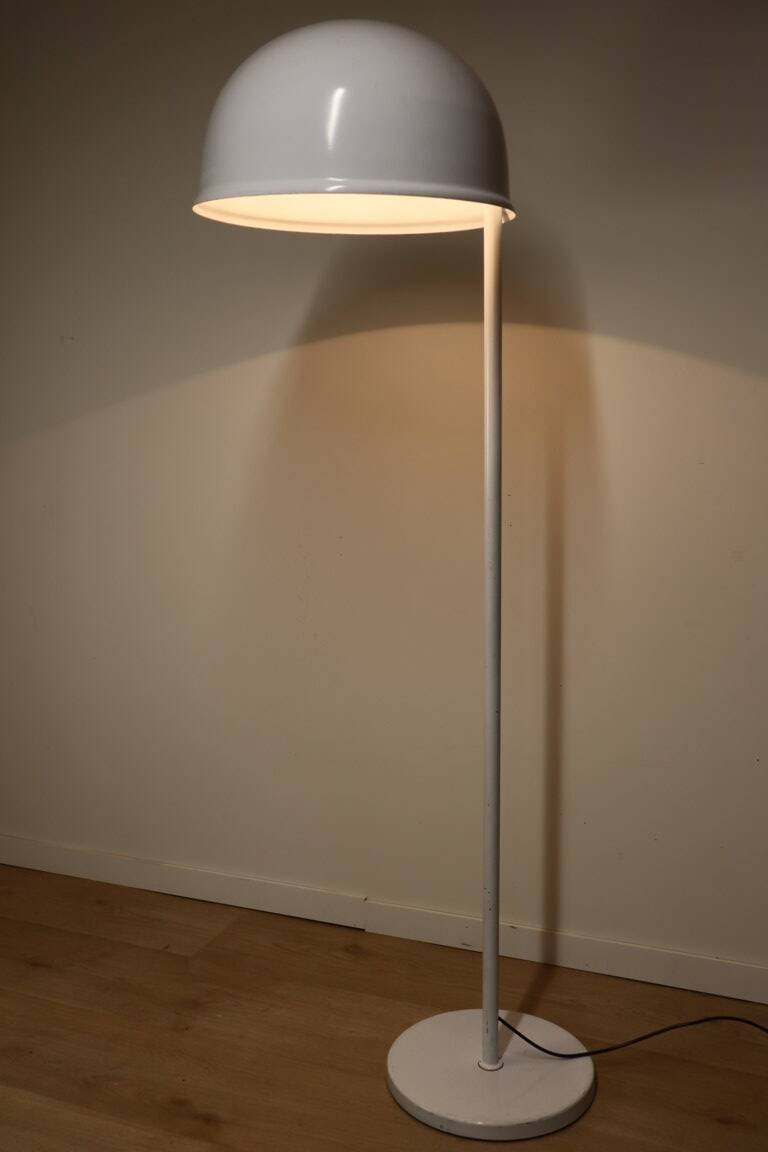 Vintage floor lamp in white lacquered metal, 1970