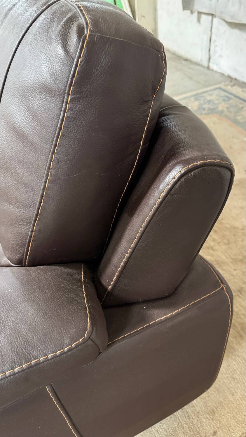 Fauteuil moderne en cuir marron