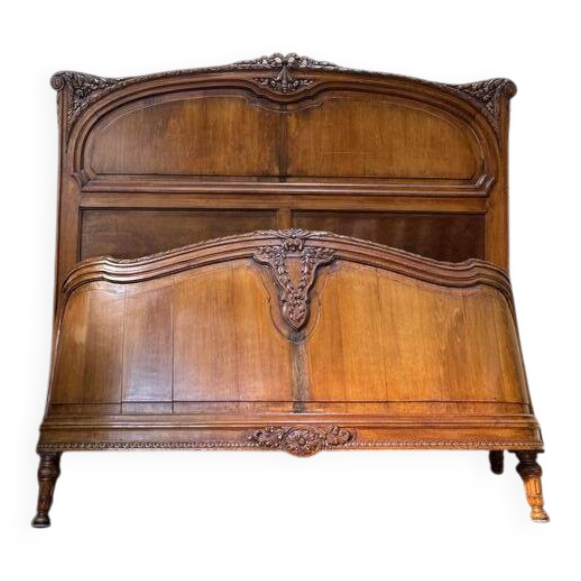 Lit corbeille  noyer sculpté de style Louis XVI