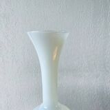 Vase ancien en opaline blanche