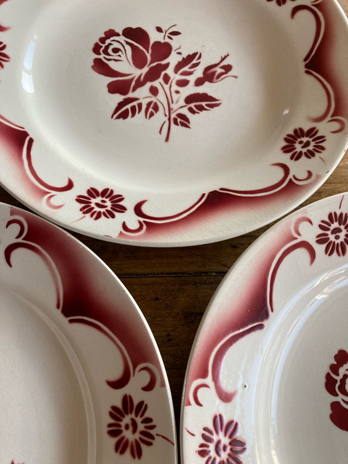 Pink plates iron earth amandinoise