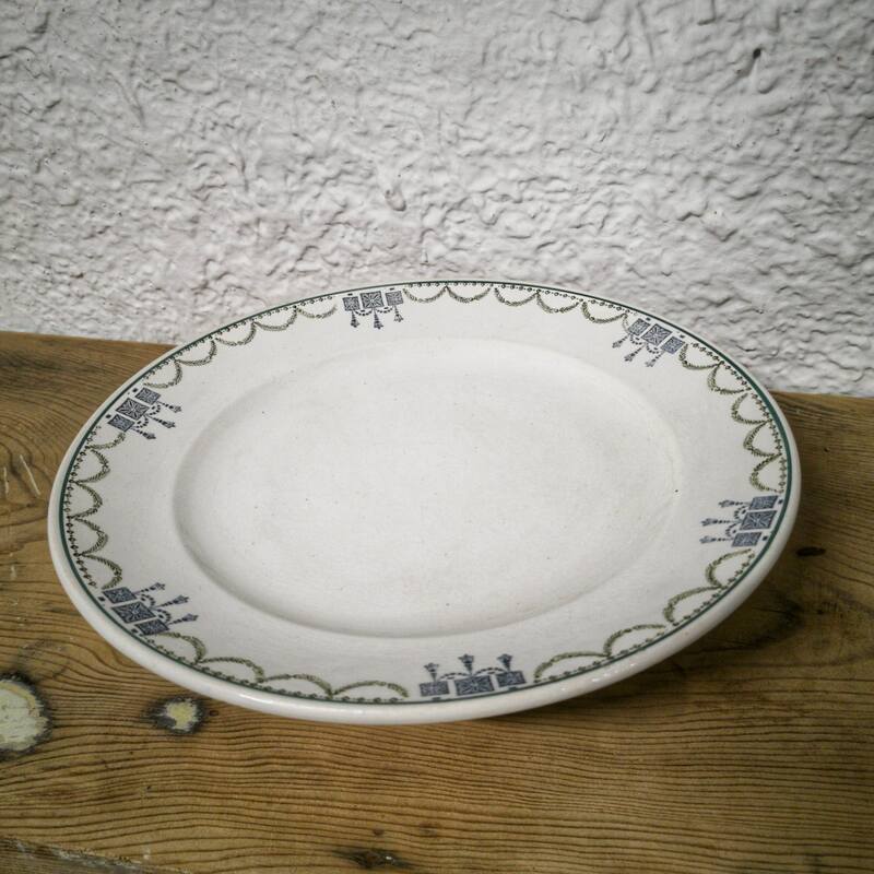 Plate on piedouche earth of iron - l'Amandinoise