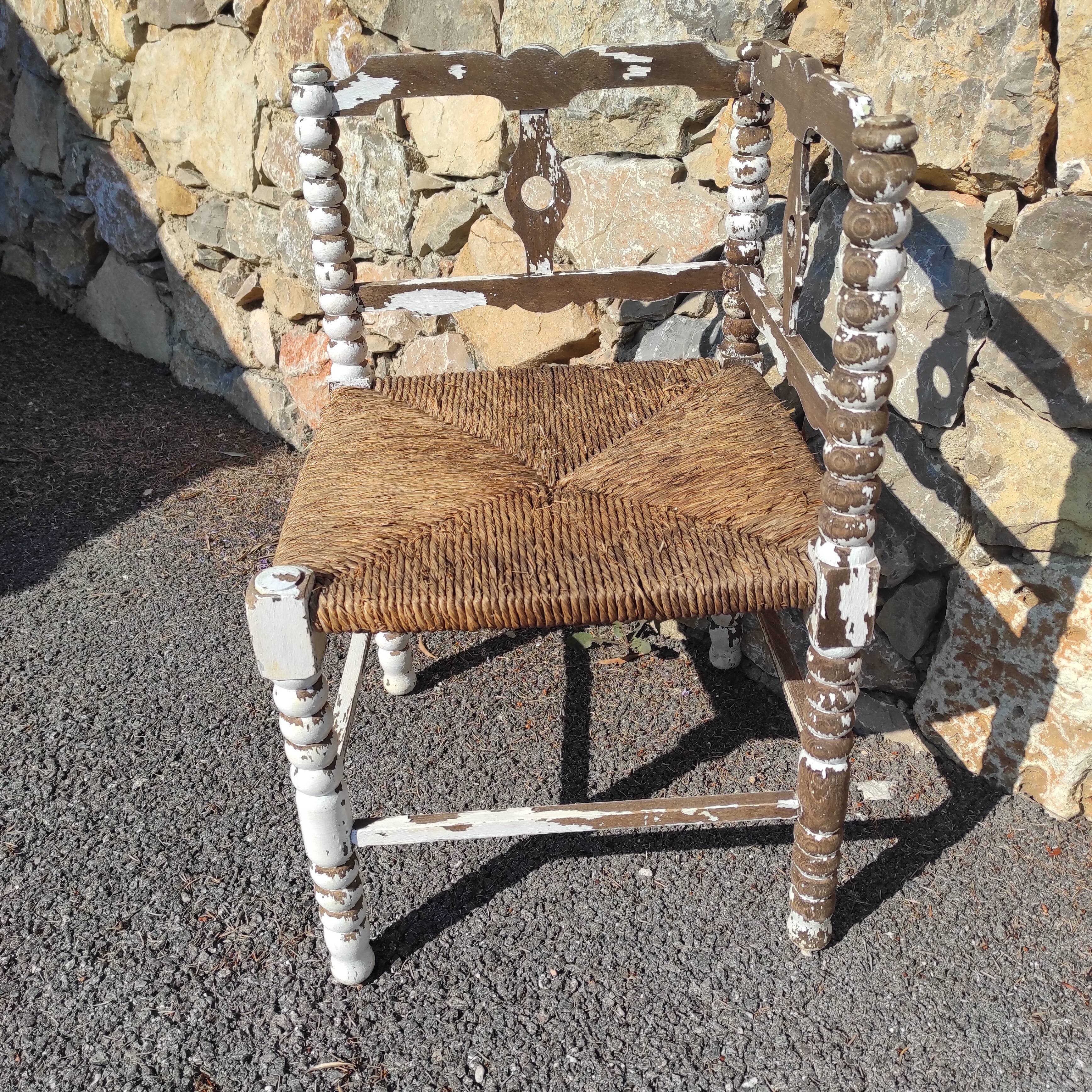 Wooden corner chair with seat mulched
