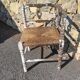Chaise d'angle en bois avec assise paillée