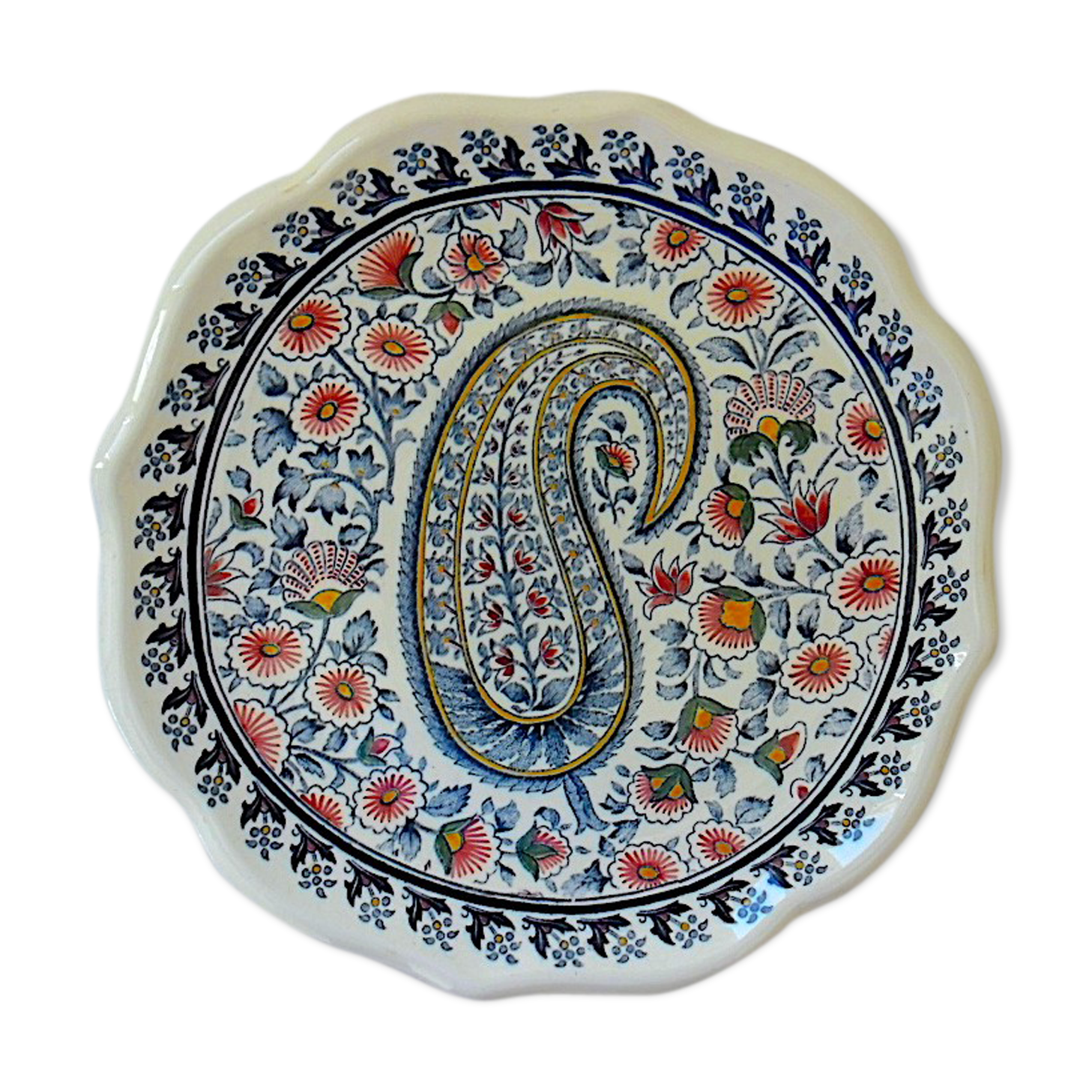 Assiette en faïence polychrome vernissée à bords chantournés par la manufacture de Gien