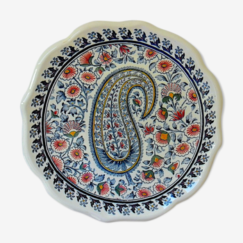 A plate of polychrome earthenware glazed with edges singed by the Gien factory