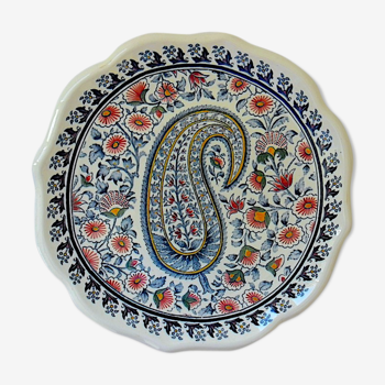 Assiette en faïence polychrome vernissée à bords chantournés par la manufacture de Gien