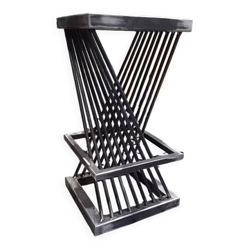 Half-twist stool