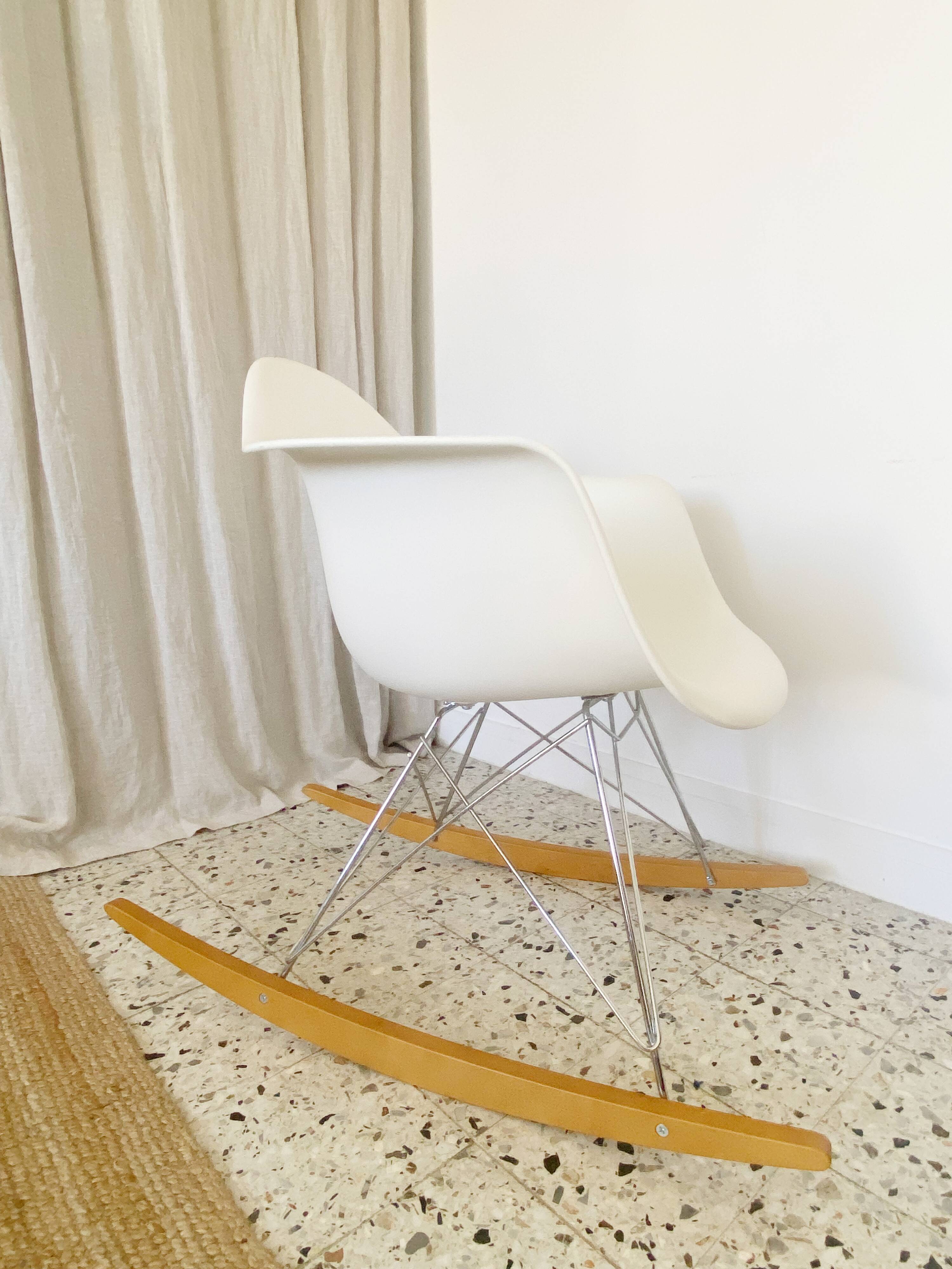 Eames Plastic Armchair RE RAR rocking chair