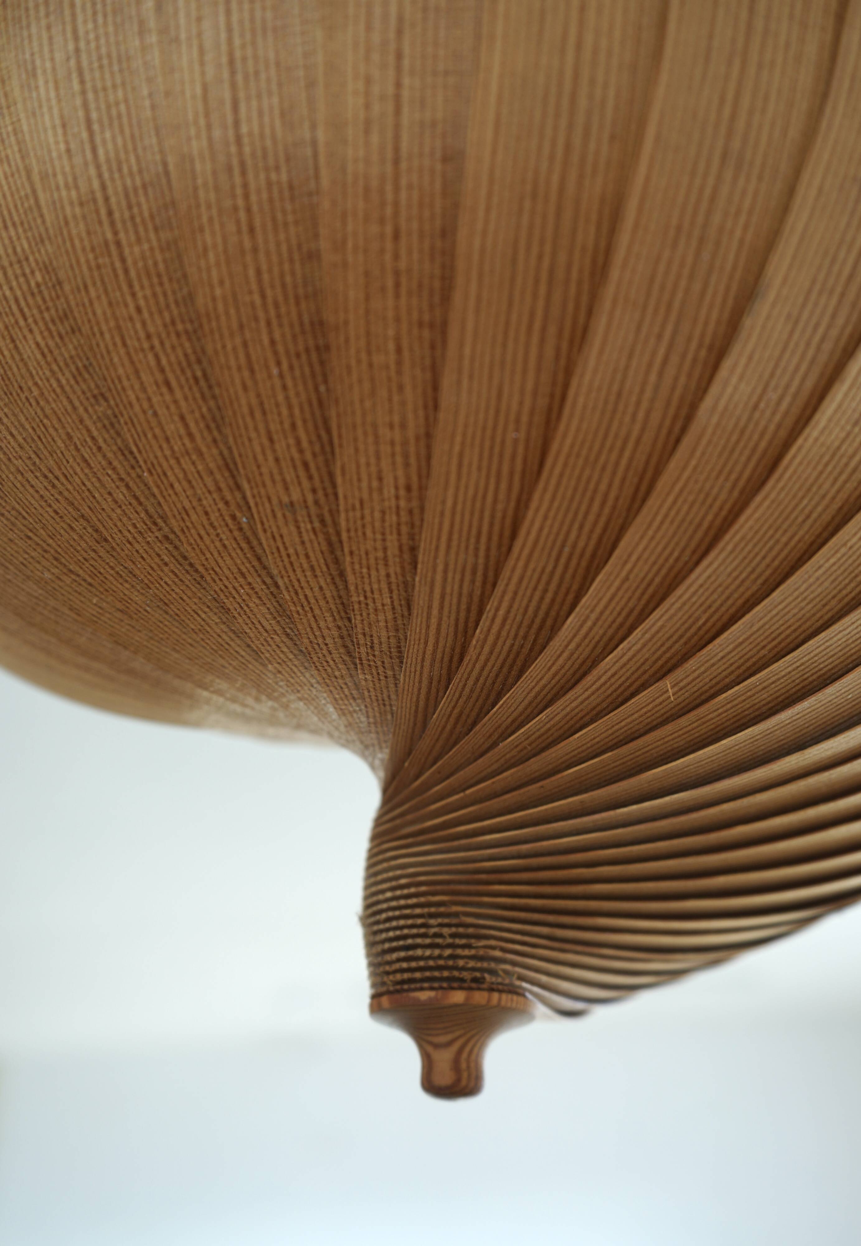 Lampe de plafond Nautilus en bois attribuée à Hans Agne Jakobsson, années 1960.