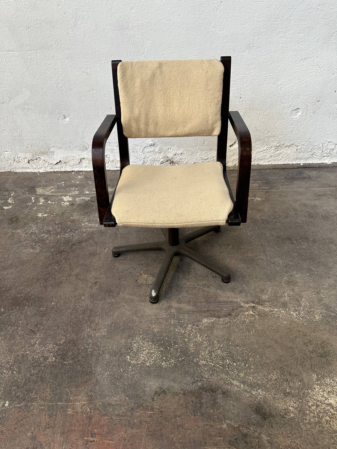 Swivel office chair by Trio Raita