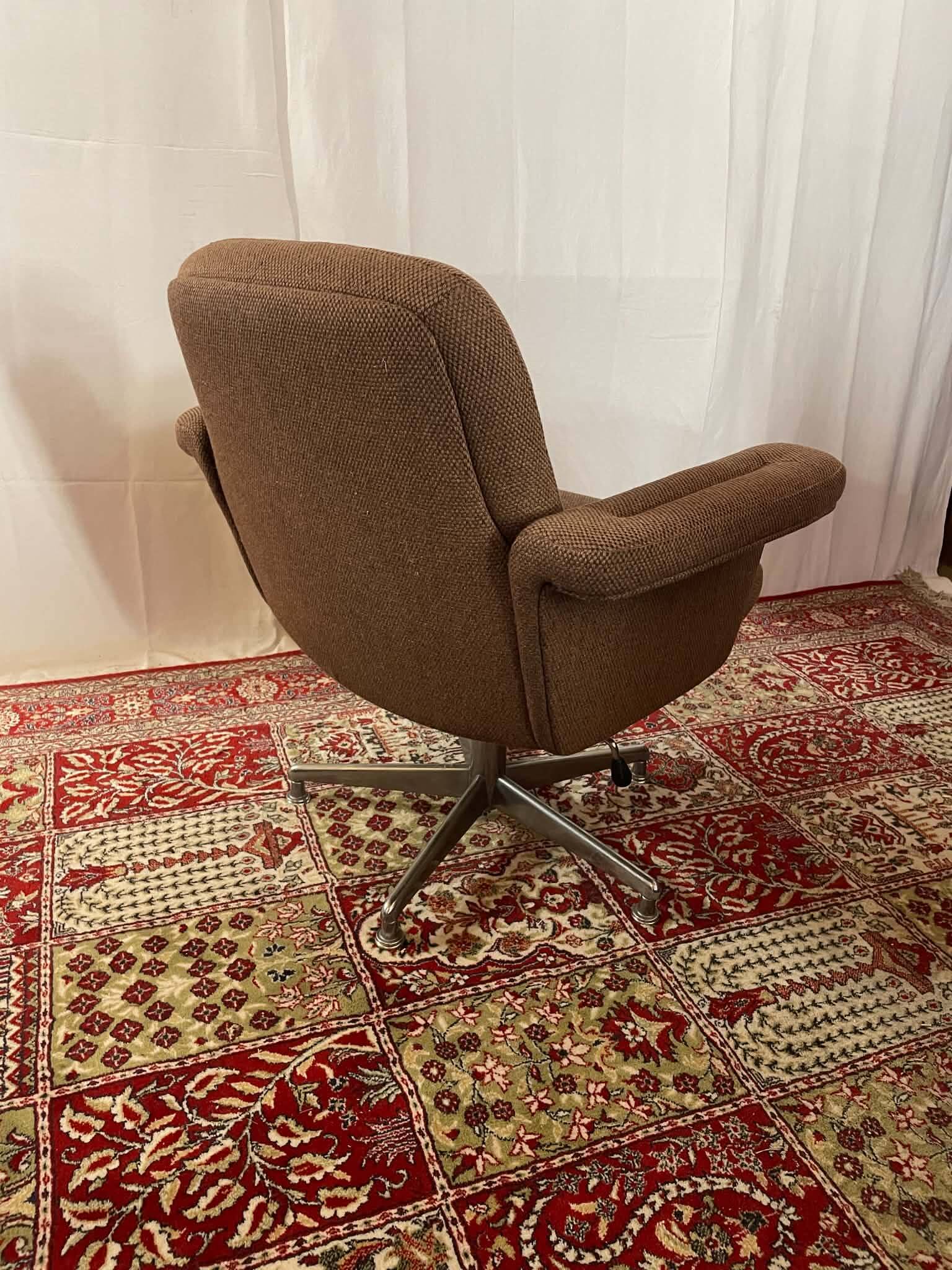 1970s swivel chair in tweed and chrome – 7 available