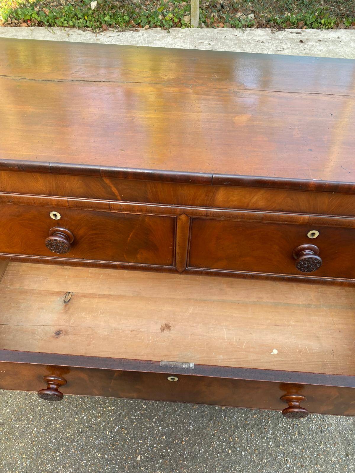 Victorian English commode in solid mahogany wood, 1930.