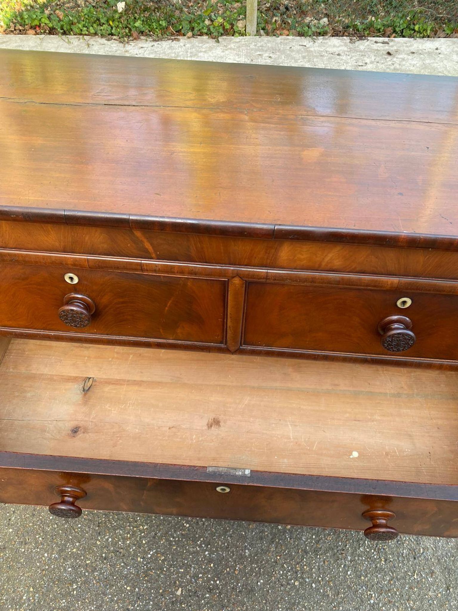 Victorian English commode in solid mahogany wood, 1930.