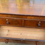 Victorian English commode in solid mahogany wood, 1930.