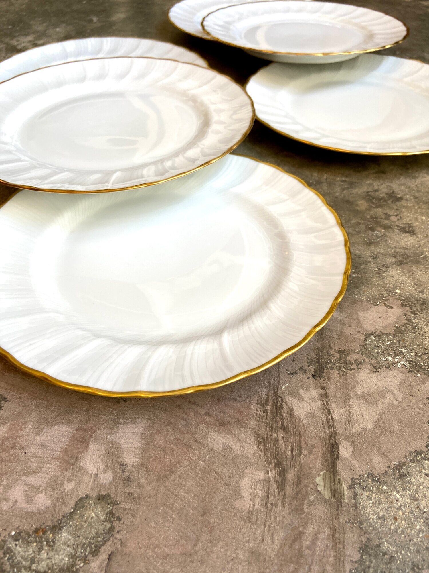 6 flat plates in white and golden Limoges porcelain, Verlaine service