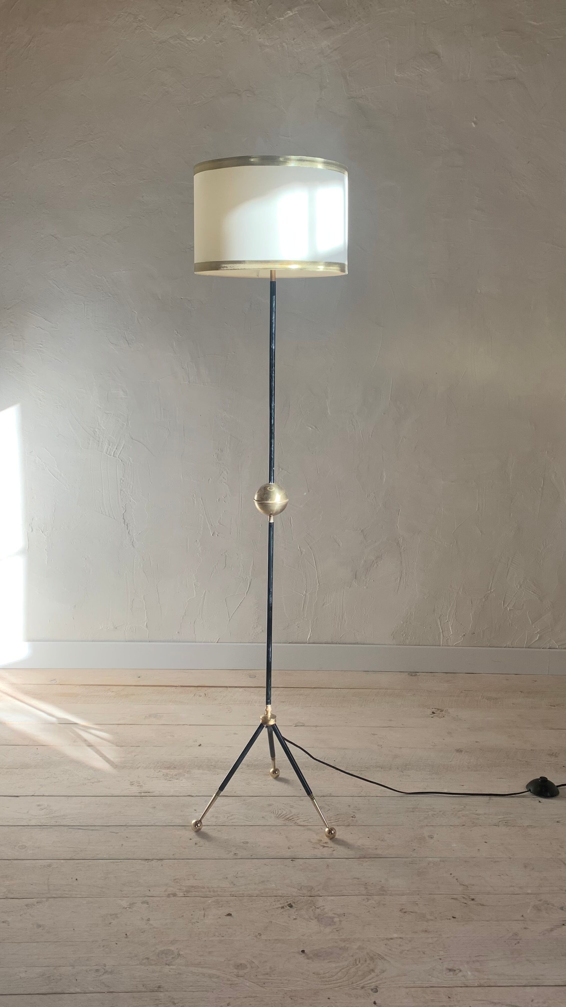 Lampadaire tripode vintage metal noir et boule laiton