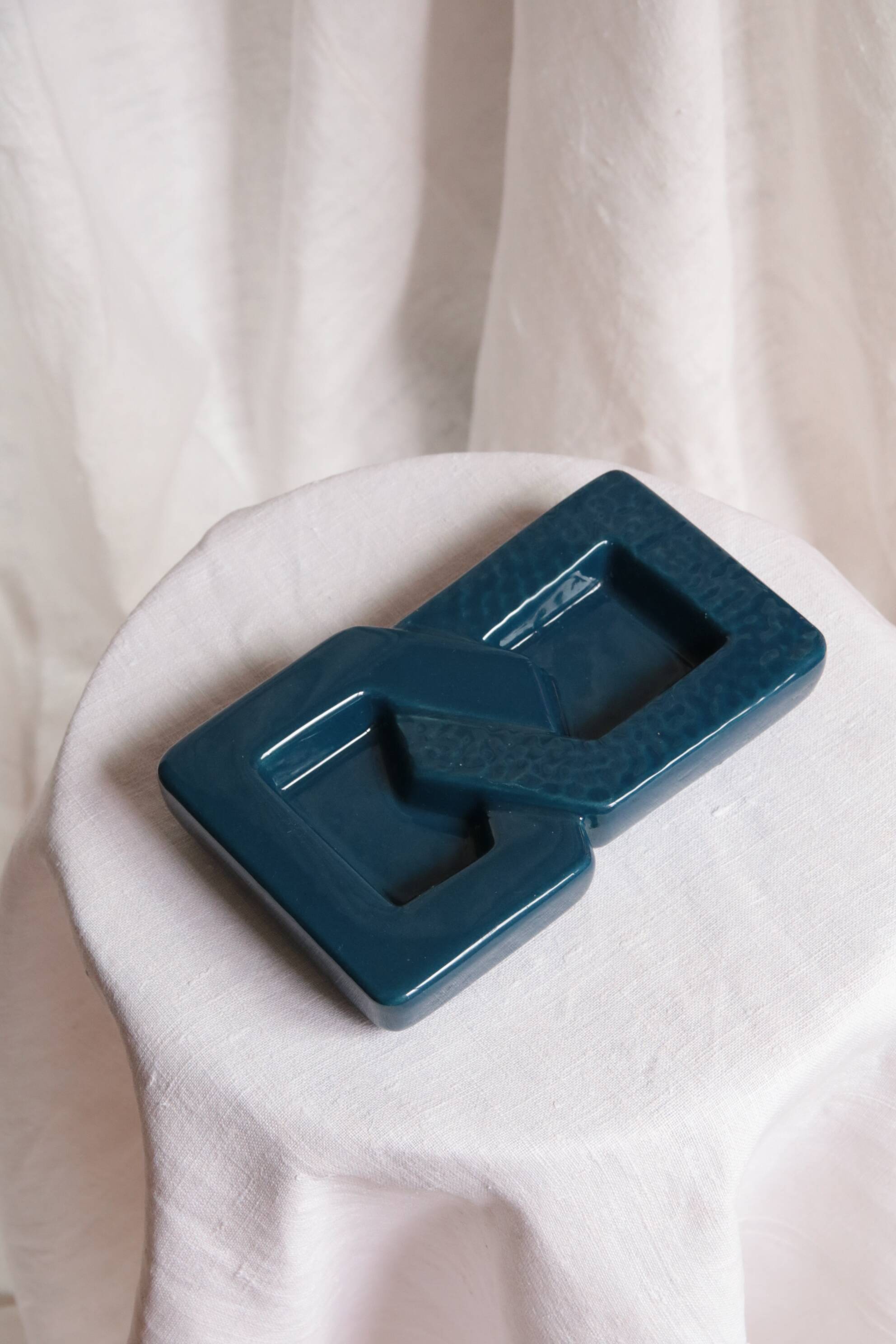 Blue earthenware pocket emptier