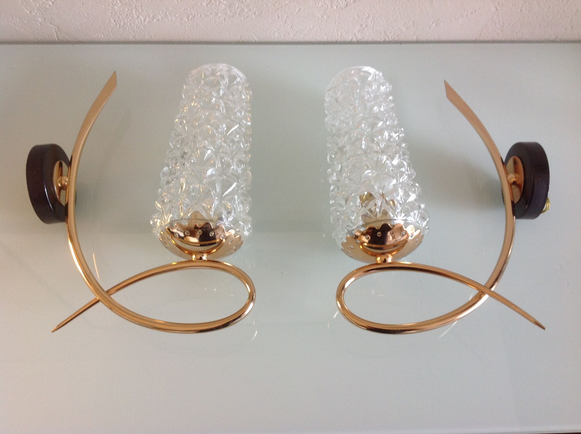 Pair of brass sconces and structured tulip glass 60/70s