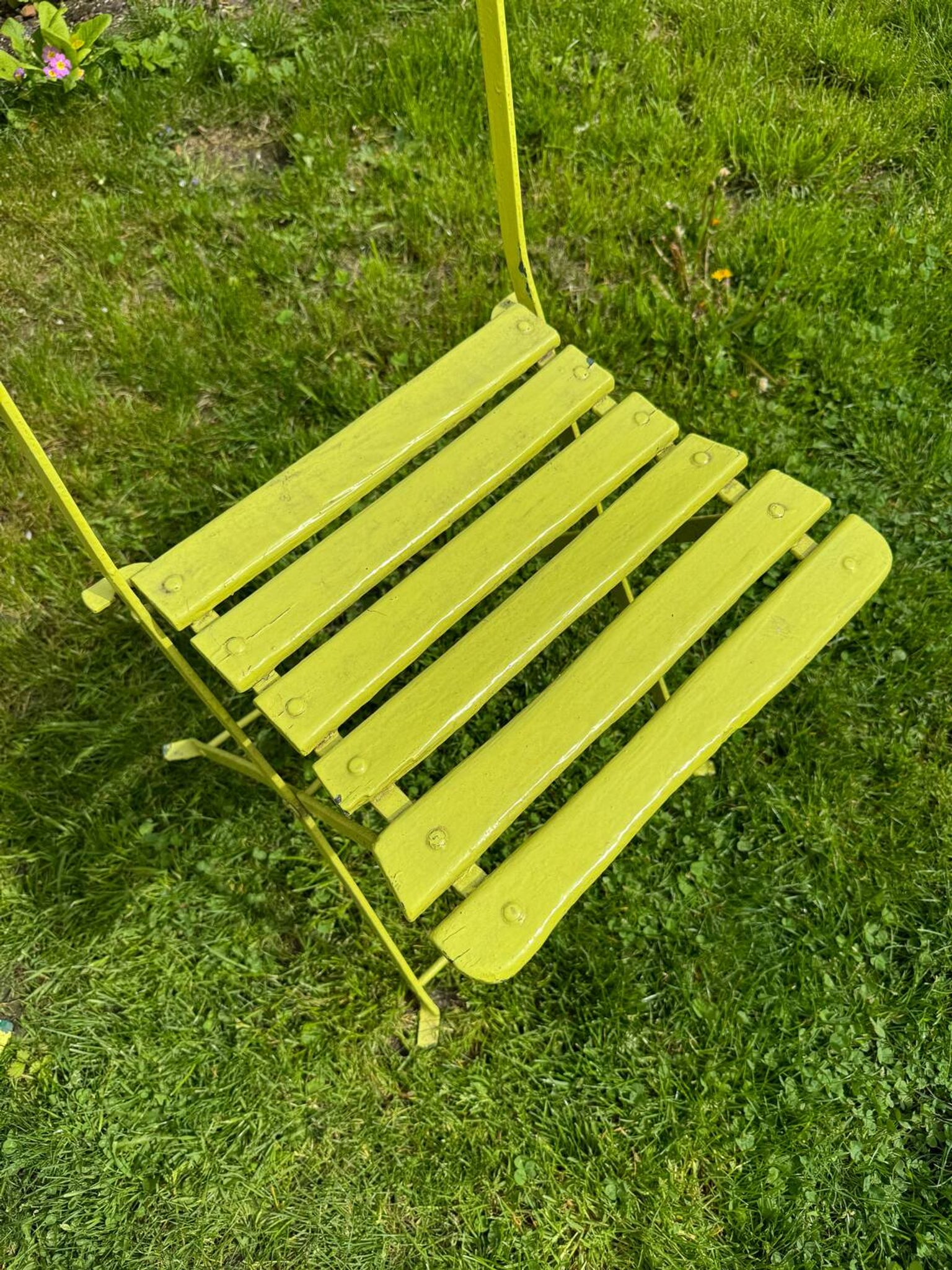 Deux chaises de jardin anciennes pliantes