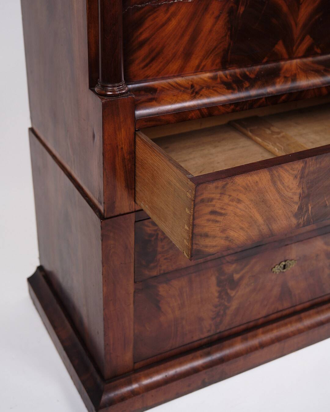 Secretary - Hand polished mahogany - Flame structure - 4 drawers - Year 1840s