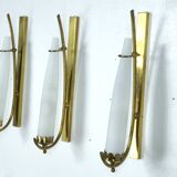 Suite de trois appliques en laiton et verre opalin triplex. Italie années 1950