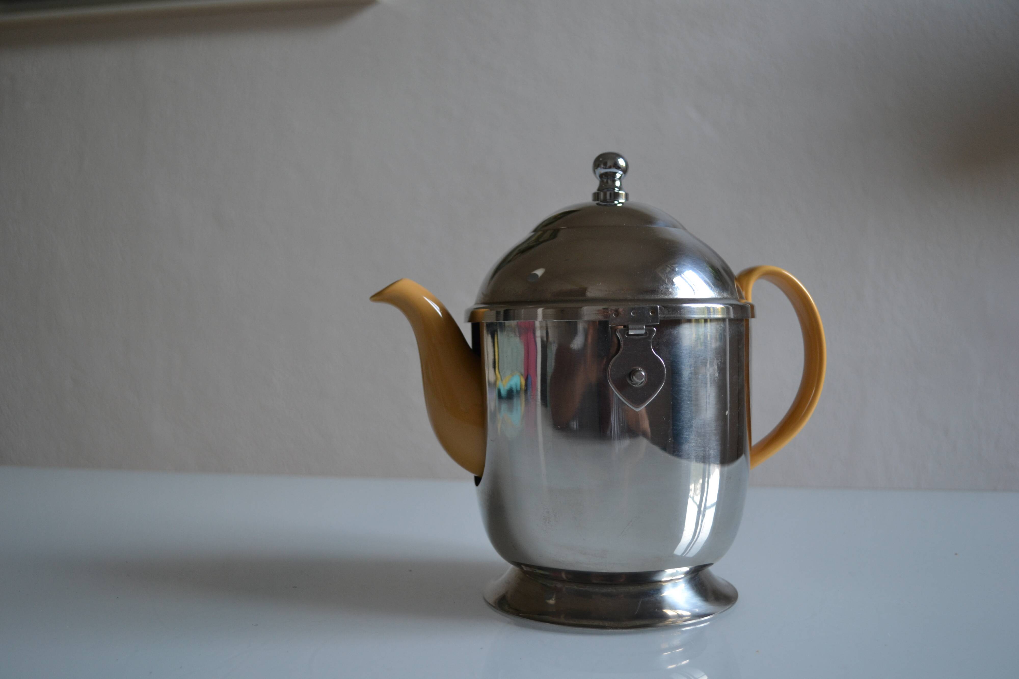 Insulated ceramic teapot with metal and felt 0.5 liters
