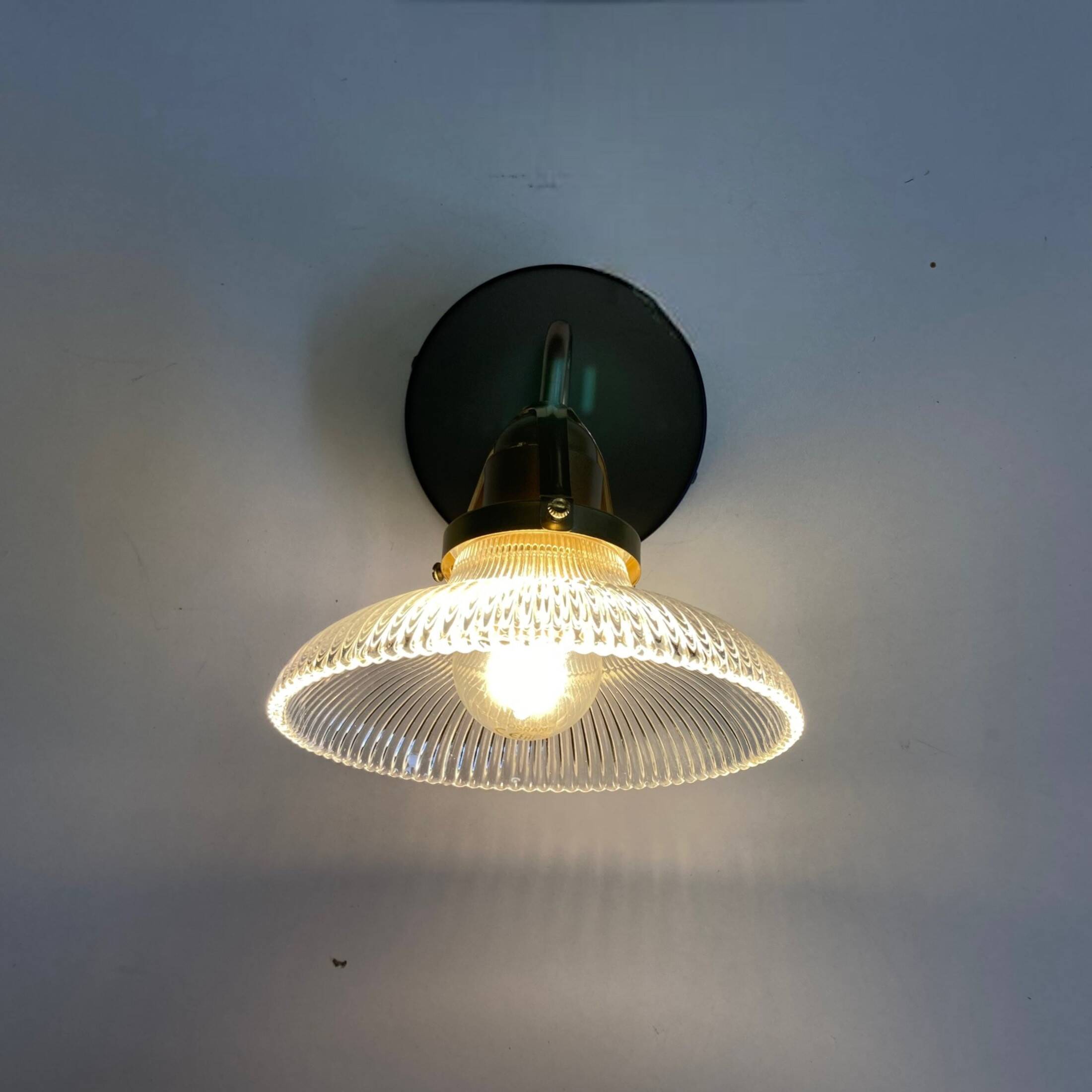Small swan neck wall light in brass and prismatic glass vintage decoration