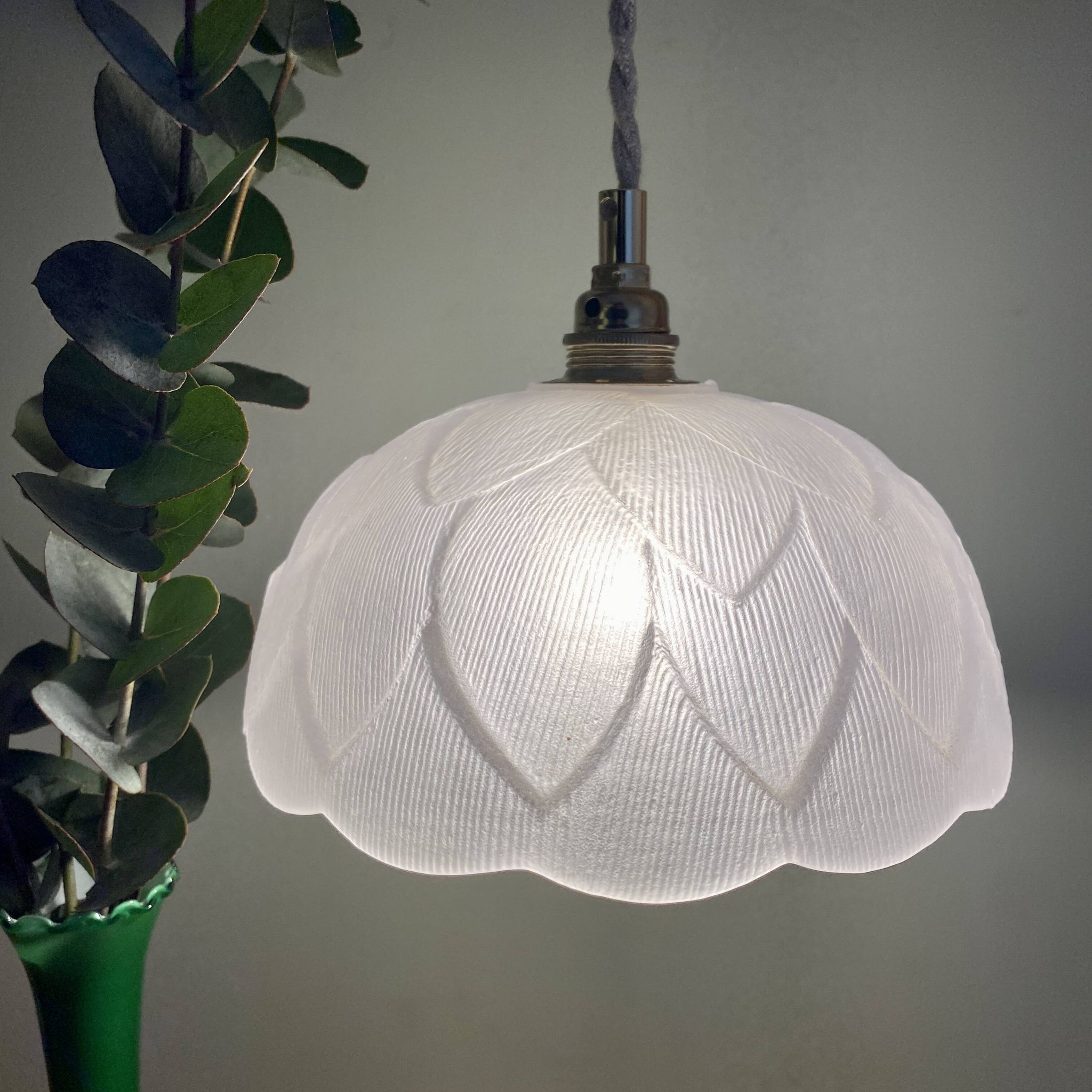 Suspension vintage motif fleur en verre dépoli