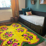 Tapis vintage en laine avec des fleurs roses sur fond vert et jaune fabriqué à la main en Transylvanie