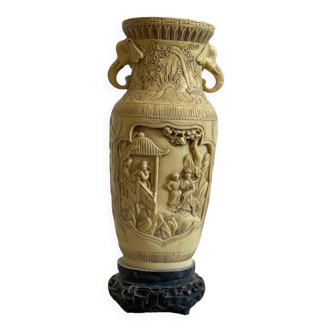 Vase urne composite chinois sculpté ~ Scènes traditionnelles de soldats et de villageois chinois.