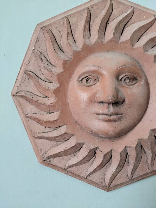 Soleil artisanal en terre cuite terracotta décoration murale vintage bohème
