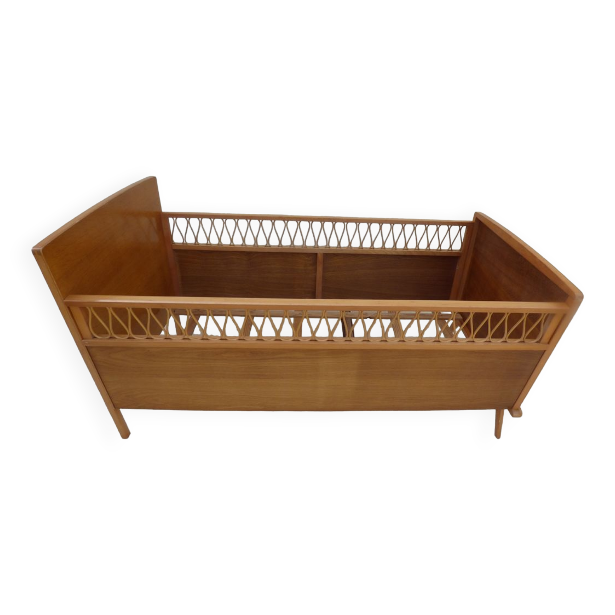 Art Deco baby with its wooden compass feet