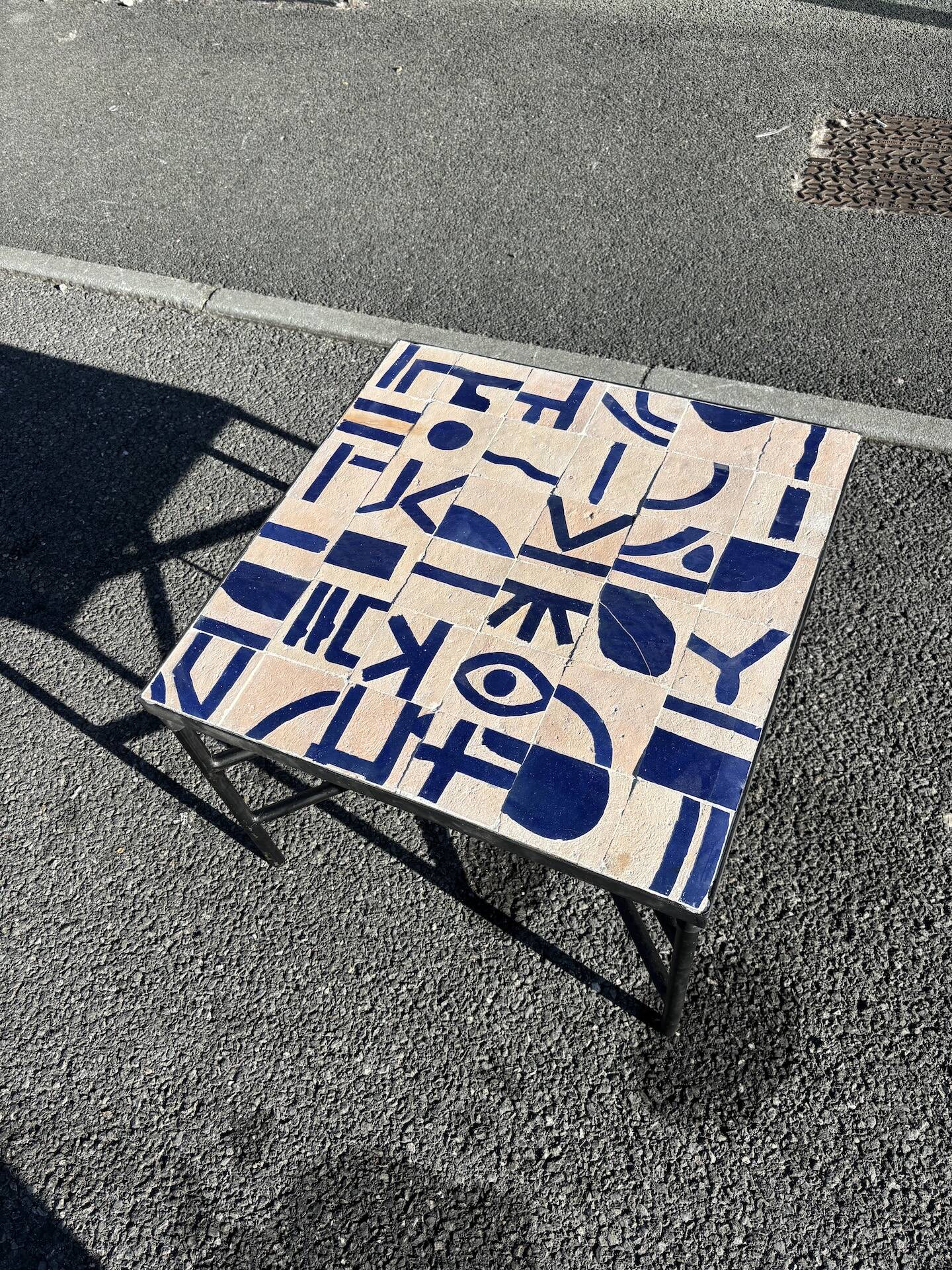 Table basse carrée en zellige bleu cobalt – décor abstrait artisanal
