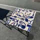 Table basse carrée en zellige bleu cobalt – décor abstrait artisanal