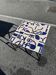 Table basse carrée en zellige bleu cobalt – décor abstrait artisanal