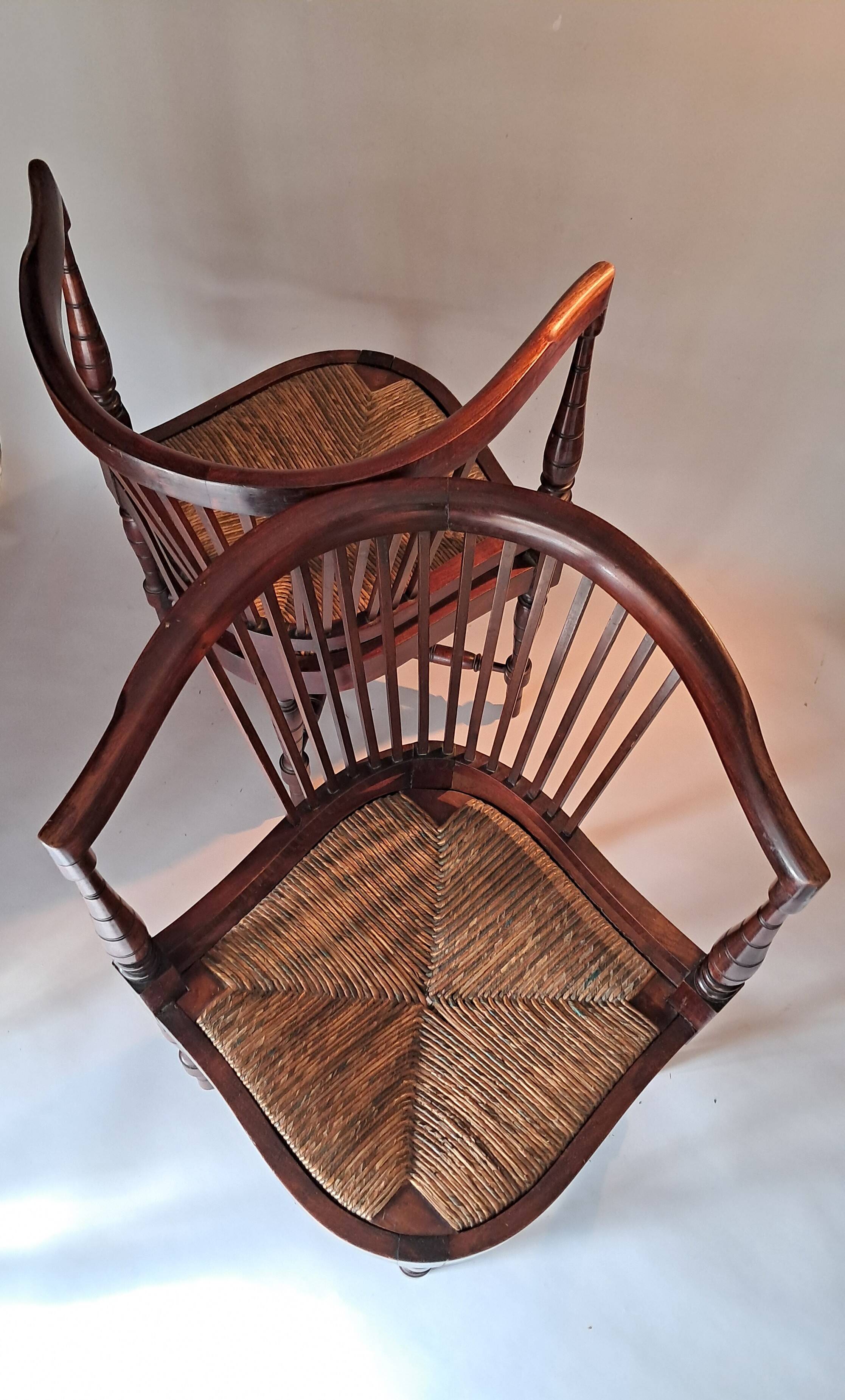 Paire de fauteuils d'angle paillés Jungerstil en acajou 1900.