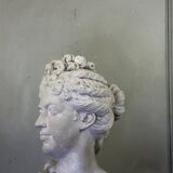 Buste en pierre limoneuse d’après Coysevox, portrait de la duchesse de Bourgogne