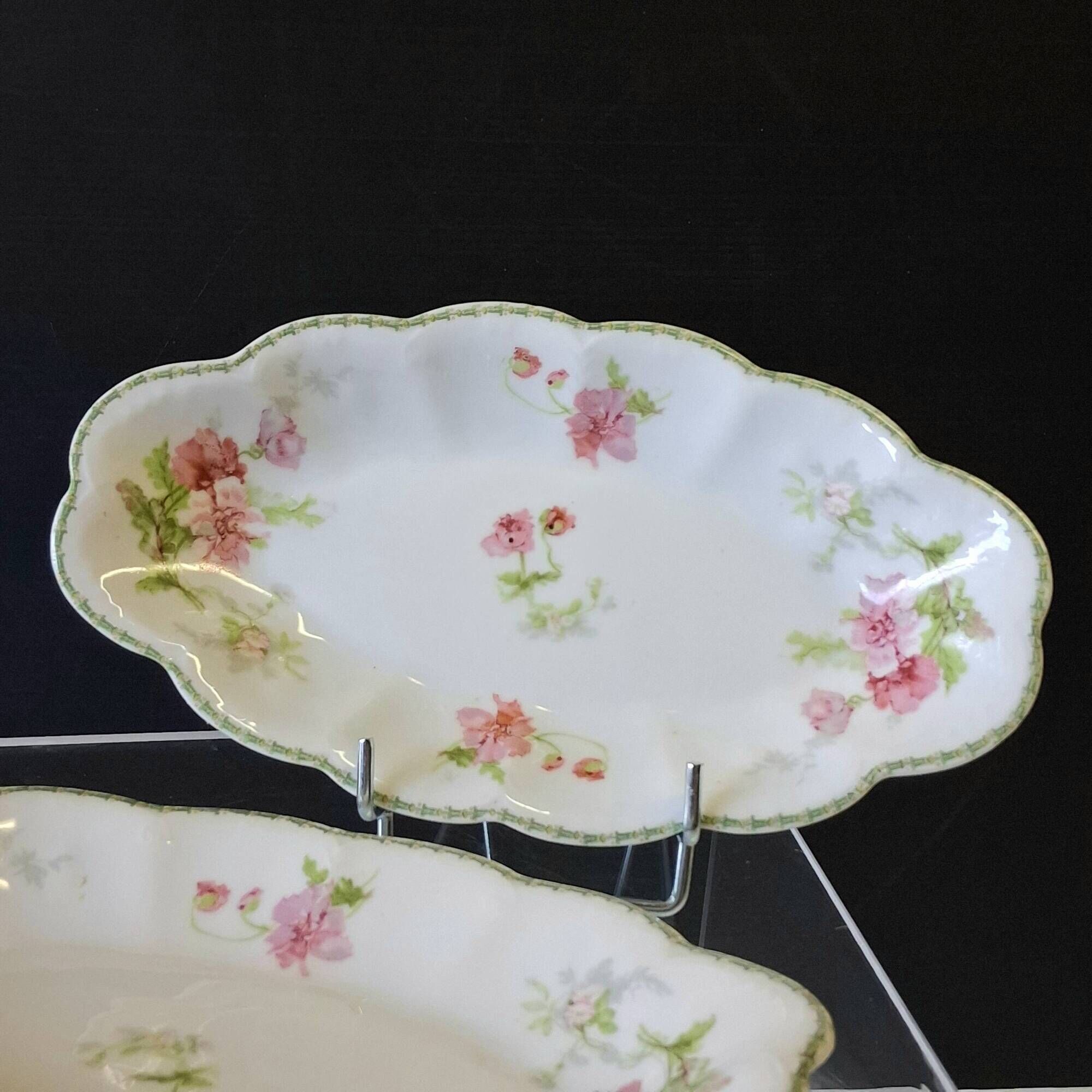 Set of 2 Limoges porcelain dishes in very good condition.